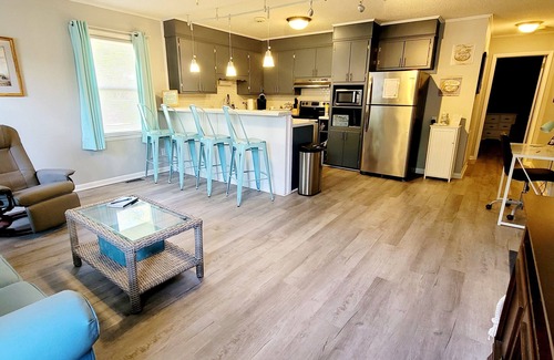 Newport Casa | KING bed--Walk to Food & Entertainment in Downtown Newport
