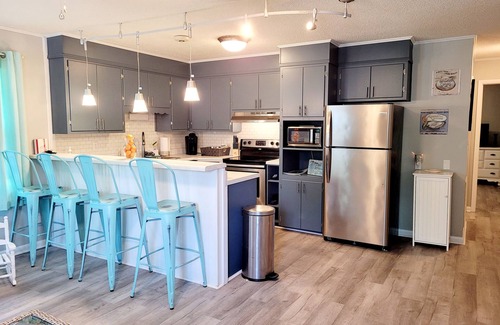 Newport Casa | KING bed--Walk to Food & Entertainment in Downtown Newport