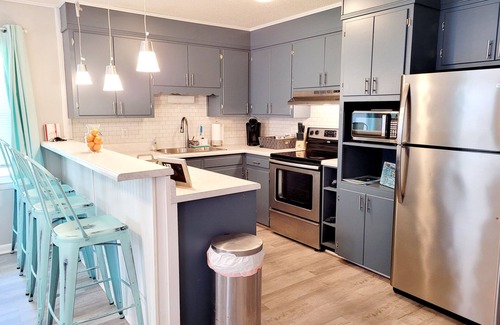 Newport Casa | KING bed--Walk to Food & Entertainment in Downtown Newport