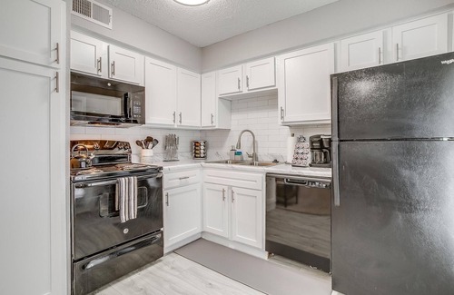 South Arlington Apartamento | King Bed ✶WiFi ✶Washer Dryer ✶4K TVs ✶Pets Allowed #425