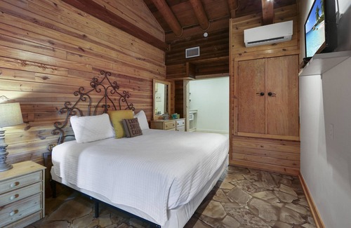 Wimberley Hotel | King Bed with Resort Pool and Firepit! Minutes from Downtown