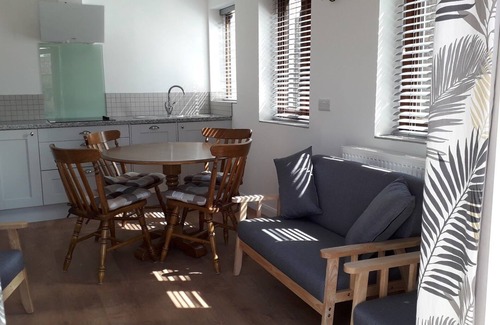 Clyst Saint George Apartamento | The Roost-Apartamento-Baño con ducha-Vista al patio
