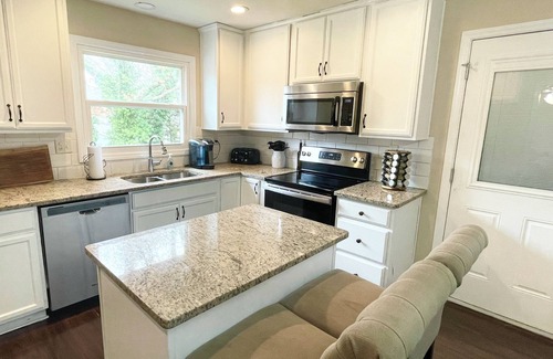 Charlotte Casa | King beds, 2 Living Rooms Fast WIFI, 6th Convertible Bedroom Available