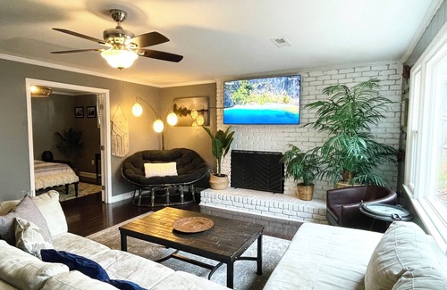 Charlotte Casa | King beds, 2 Living Rooms Fast WIFI, 6th Convertible Bedroom Available