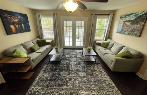 Charlotte Casa | King beds, 2 Living Rooms Fast WIFI, 6th Convertible Bedroom Available