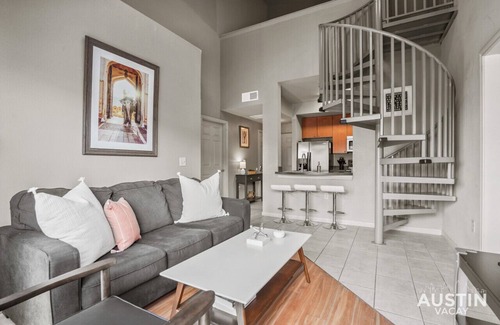 West Campus Apartamento | King Beds and Patio Dining in ATX West Campus Gem