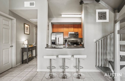 West Campus Apartamento | King Beds and Patio Dining in ATX West Campus Gem