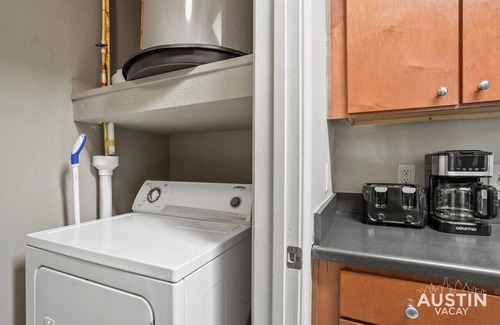 West Campus Apartamento | King Beds and Patio Dining in ATX West Campus Gem