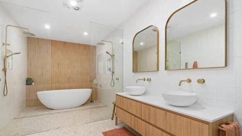 Gold Coast City Casa | King Beds - Ensuites - Sleeps 20 - Cinema - Lake