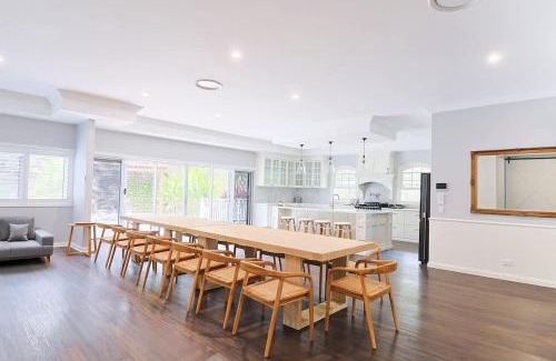 Gold Coast City Casa | King Beds - Ensuites - Sleeps 20 - Cinema - Lake