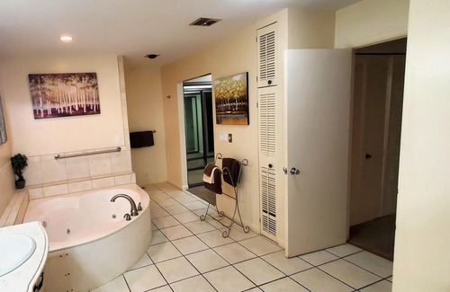Holiday Island Condominio | Bañera de Hidromasaje para 6 personas con vistas al lago, camas extragrandes, chimenea y jacuzzi.