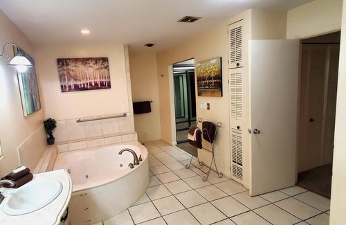 Holiday Island Condominio | King Beds, Fireplace, Jacuzzi!