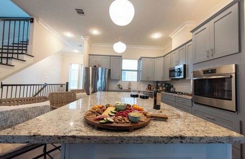 North Houston Casa | King Beds l Walkable l In Home Gym l Garage l Firepit l Near Heights & Downtown!