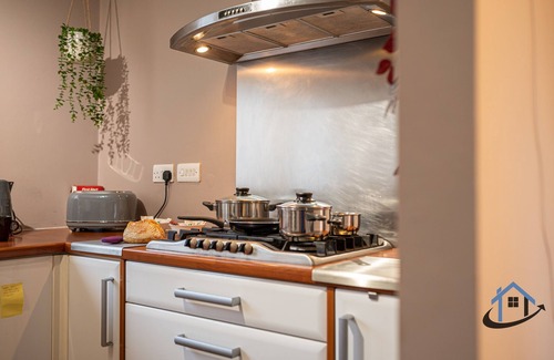 Northampton Casa | King beds workspace corporates parking sleeps 8