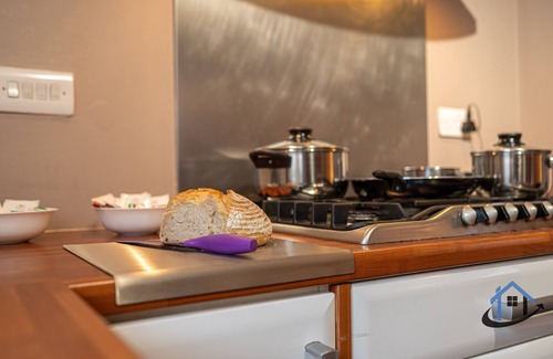 Northampton Casa | King beds workspace corporates parking sleeps 8