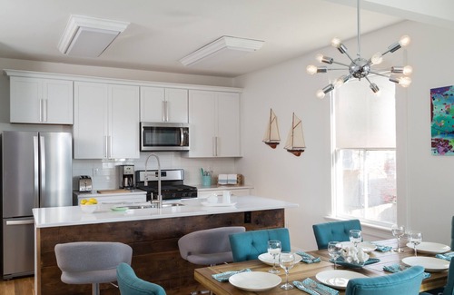 Historic Hill Apartamento | ¡Nuevo! King BR, cocina, aire acondicionado, WiFi, estacionamiento, chimenea, a pie de todos, alquiler semanal