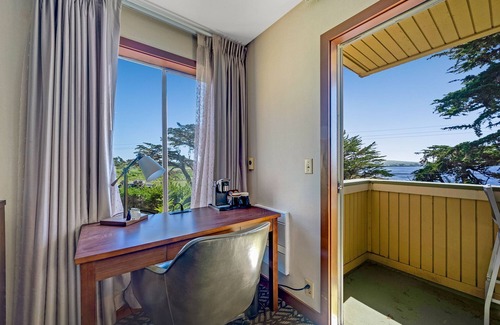 Bodega Bay Casa | King Fireplace Room with Ocean View