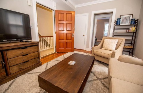 Historic District Apartamento | King George Downtown Annapolis Getaway