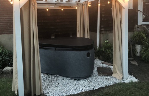Aspinwall Casa | King/Hot Tub/PETS OK/FAMILY