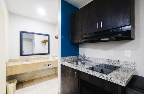 Wharton Hotel | King Kitchenette Non-Smoking Room at Scottish Inns and Suites