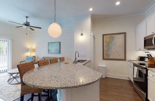 King City Condominio | King one-bedroom condo w/ pool in the SSI Village area Unit 2205