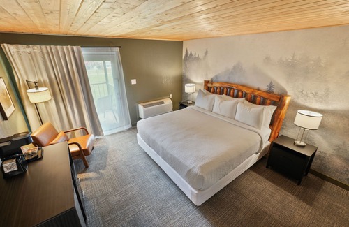 Townsend Hotel | King + Patio Mountain Retreat