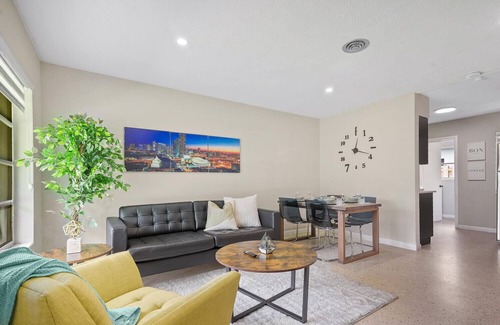 Central Fort Lauderdale Casa | King /Queen Bed Mins from beach. Perfect get-away!