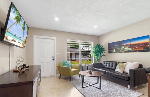 Central Fort Lauderdale Casa | King /Queen Bed Mins from beach. Perfect get-away!