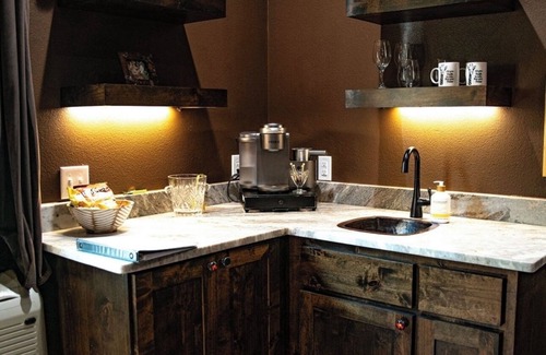 Valley View Cabina | King Ranch -Stay with Puzzles and Jigsaw the Giraffe