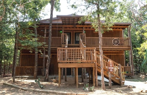 Valley View Cabina | King Ranch -Stay with Puzzles and Jigsaw the Giraffe