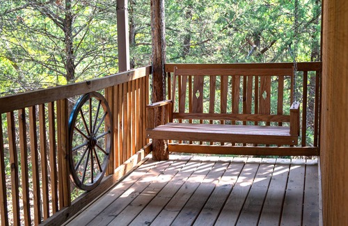 Valley View Cabina | King Ranch -Stay with Puzzles and Jigsaw the Giraffe