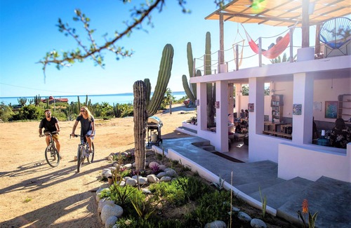 La Ventana Apartamento | King Room #2 with Garden View