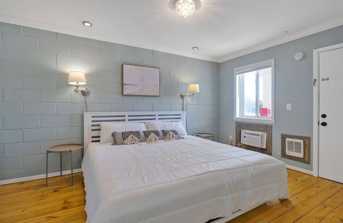 Carolina Beach Hotel | King Room Hotel- 2 Pools, Near Beach/Boardwalk, No Pets Allowed