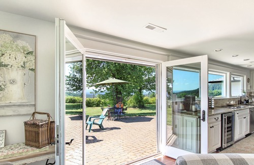Newberg Casa | King`s Queen: Single level luxurious custom home in the heart of wine country