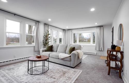 Lockport Apartamento | King Size Bed, Near Hwy, Work Desk, Close Parking