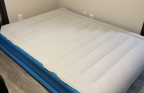 Ottawa Casa | King size bed! Pet friendly 3bd 1 bath house with garage 0.7 mi to downtown.