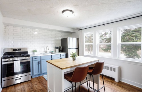 Lockport Apartamento | King Size Bed, Work Desk, Near Hwy, Laundry Room Access, Nearby Parking