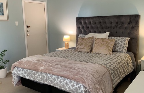Cambridge Cama Y Desayuno | King size bedroom with ensuite and separate entrance, covered off street parking