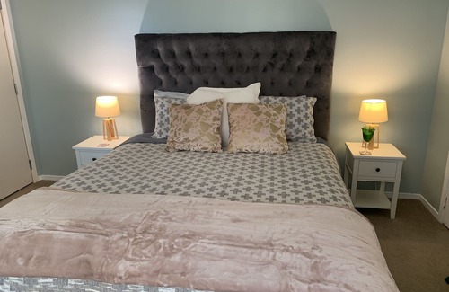 Cambridge Cama Y Desayuno | King size bedroom with ensuite and separate entrance, covered off street parking