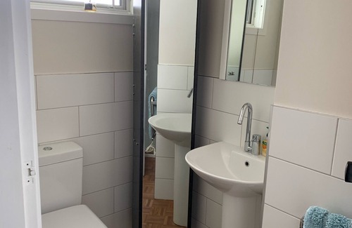 Cambridge Cama Y Desayuno | King size bedroom with ensuite and separate entrance, covered off street parking