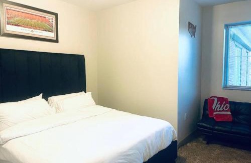Uptown District Apartamento | King Size with OSU Theme!