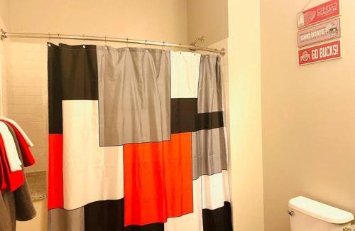 Uptown District Apartamento | King Size with OSU Theme!