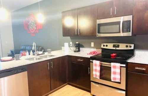 Uptown District Apartamento | King Size with OSU Theme!