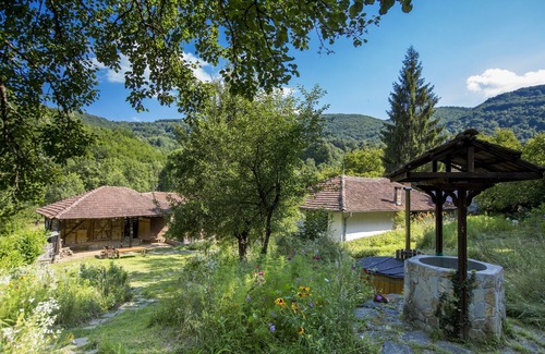 Gabrovo Cama Y Desayuno | Habitacion Doble-Baño con ducha-Vista al Jardín