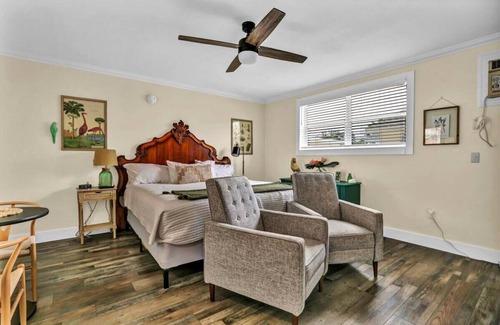 Safety Harbor Hotel | King Studio | Harbor Charm & Fast Wi-Fi