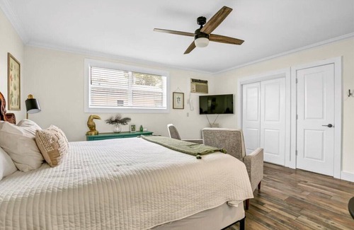 Safety Harbor Hotel | King Studio | Harbor Charm & Fast Wi-Fi