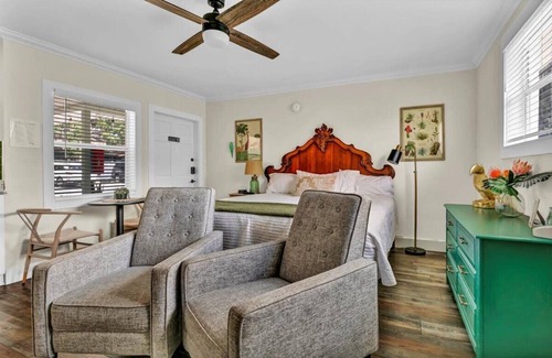 Safety Harbor Hotel | King Studio | Harbor Charm & Fast Wi-Fi