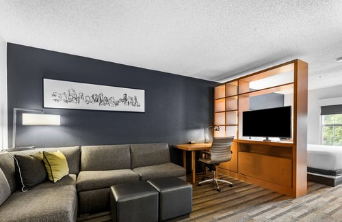 Gateway Apartamento | King Studio & Pullout - Domain Area with a pool!