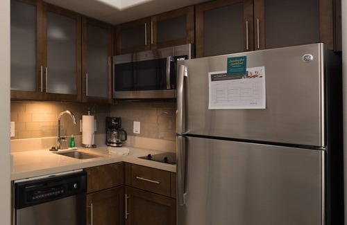 Lake Jackson Apartamento | King Studio con cocina. Desayuno gratis. Piscina al aire libre.