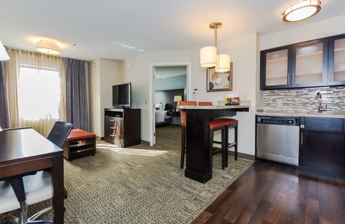 Grand Forks Condominio | King Suite Close to University of North Dakota. Free Breakfast. Indoor Pool & Hot Tub.
